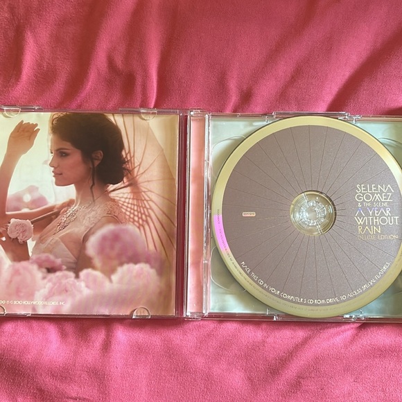 Selena Gomez deluxe albums - Picture 3 of 5